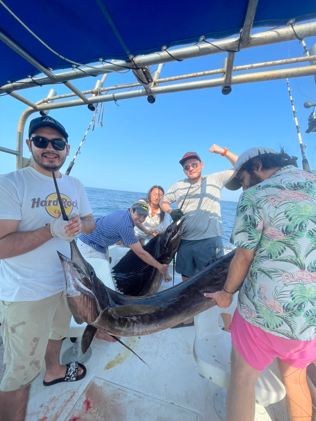 Grupo de pescadores con su captura de pez vela