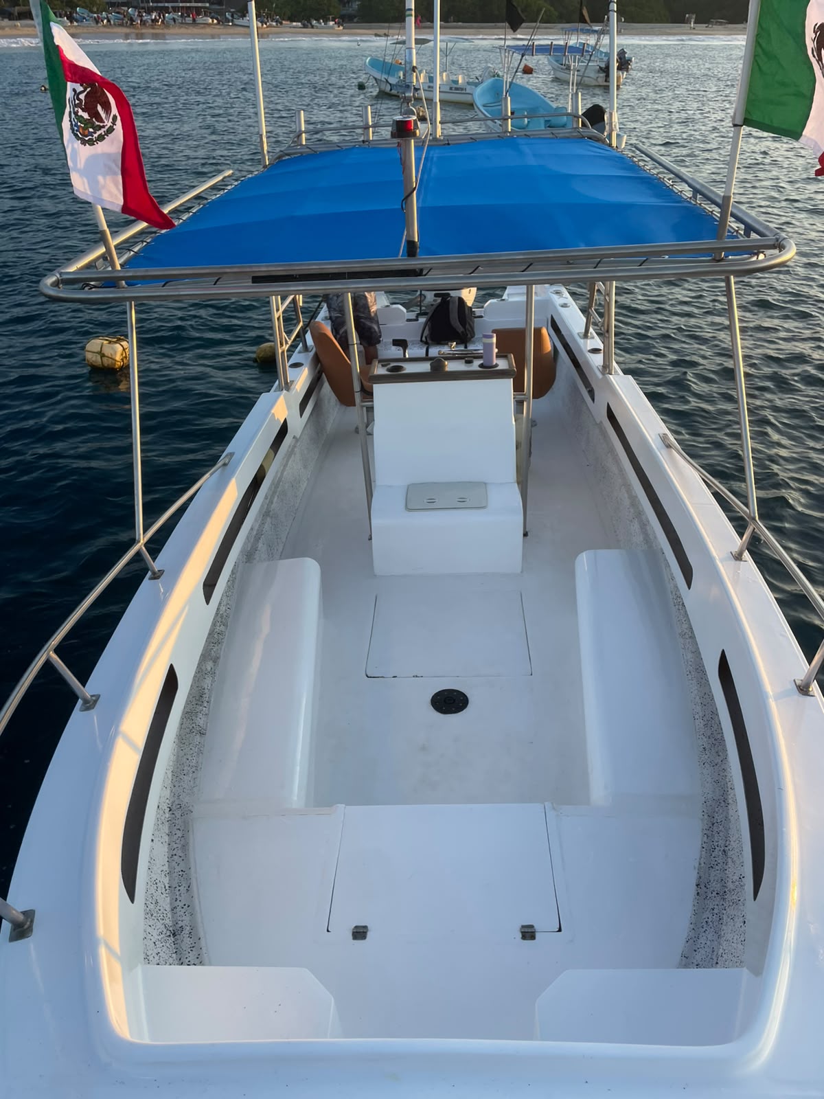 Lancha de GilMartínez Tours con bandera de México