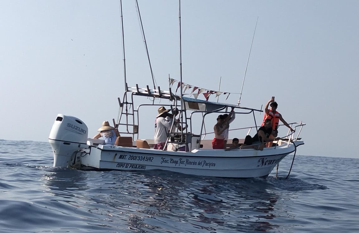 Lancha de pesca con visitantes en Puerto Escondido